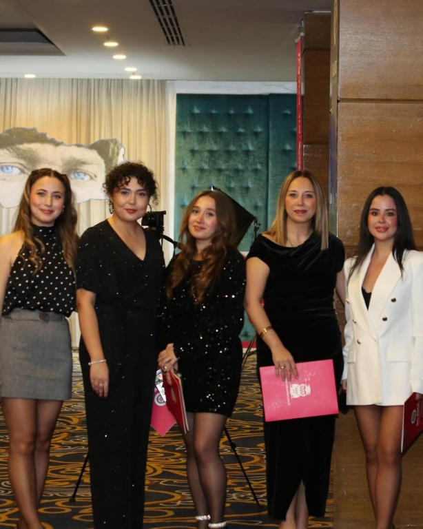 24 Kasım Öğretmenler Günü’nü, kıymetli öğretmenlerimizle bir arada keyifli bir yemek organizasyonunda kutladık. Geleceği şekillendiren, umut aşılayan, her öğrencinin kalbine dokunan tüm öğretmenlerimizin bu özel gününü en içten dileklerimizle kutluyoruz. Bir toplumun gelişimi öğretmenlerin yüreğiyle başlar… Emekleri, sabırları ve fedakarlıkları için tüm öğretmenlerimize teşekkür ediyoruz. görseli 9