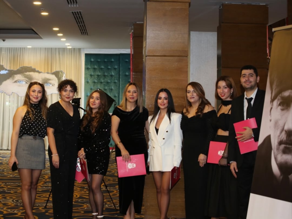 24 Kasım Öğretmenler Günü’nü, kıymetli öğretmenlerimizle bir arada keyifli bir yemek organizasyonunda kutladık. Geleceği şekillendiren, umut aşılayan, her öğrencinin kalbine dokunan tüm öğretmenlerimizin bu özel gününü en içten dileklerimizle kutluyoruz. Bir toplumun gelişimi öğretmenlerin yüreğiyle başlar… Emekleri, sabırları ve fedakarlıkları için tüm öğretmenlerimize teşekkür ediyoruz. görseli 13