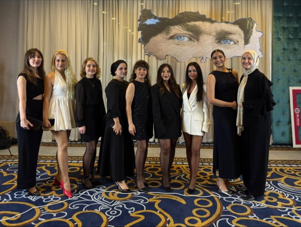 24 Kasım Öğretmenler Günü’nü, kıymetli öğretmenlerimizle bir arada keyifli bir yemek organizasyonunda kutladık. Geleceği şekillendiren, umut aşılayan, her öğrencinin kalbine dokunan tüm öğretmenlerimizin bu özel gününü en içten dileklerimizle kutluyoruz. Bir toplumun gelişimi öğretmenlerin yüreğiyle başlar… Emekleri, sabırları ve fedakarlıkları için tüm öğretmenlerimize teşekkür ediyoruz. görseli 16