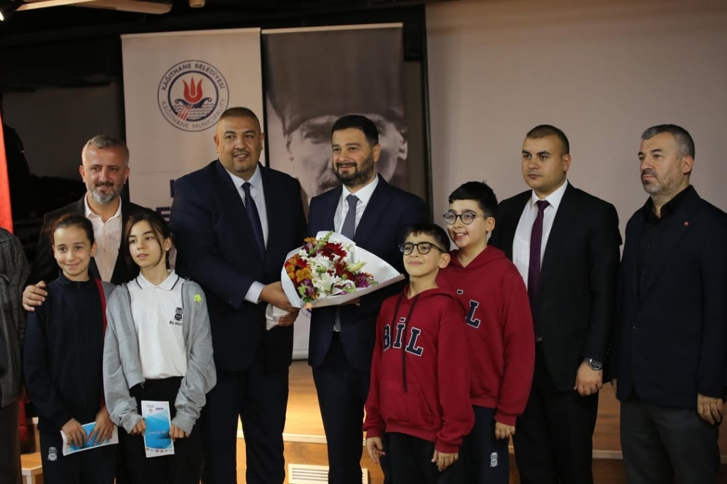 Afet Farkındalık ve İlk Yardım Eğitimi Kağıthane Belediye Başkanımız Mevlüt ÖZTEKİN, İlçe Millî Eğitim Müdürümüz Mustafa HOŞYİĞİT ve Kızılay iş birliğiyle, Kağıthane Bil Koleji öğrencilerimize yönelik Afet Farkındalık ve İlk Yardım Eğitimi gerçekleştirildi. Öğrencilerimiz; afet anında doğru davranış şekilleri, ilk yardımın temel prensipleri ve acil durumlarda uygulanması gereken müdahaleler hakkında kapsamlı bilgilendirme aldı. Bu eğitim, gençlerimizin afet bilinci kazanmasına, sorumluluk duygularının gelişmesine ve olası acil durumlara karşı daha hazırlıklı bireyler olarak yetişmelerine önemli katkılar sağlamıştır. Bu değerli çalışmada emeği geçen tüm kurumlara, eğitmenlerimize ve gönüllülerimize teşekkür ederiz. @kagithanebeltr @tcmeb @istanbulilmem @mevlutoztekin34 @kagithane_mem @mustafahosyigit görseli 3