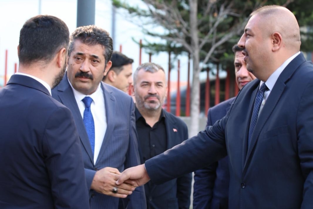 Afet Farkındalık ve İlk Yardım Eğitimi Kağıthane Belediye Başkanımız Mevlüt ÖZTEKİN, İlçe Millî Eğitim Müdürümüz Mustafa HOŞYİĞİT ve Kızılay iş birliğiyle, Kağıthane Bil Koleji öğrencilerimize yönelik Afet Farkındalık ve İlk Yardım Eğitimi gerçekleştirildi. Öğrencilerimiz; afet anında doğru davranış şekilleri, ilk yardımın temel prensipleri ve acil durumlarda uygulanması gereken müdahaleler hakkında kapsamlı bilgilendirme aldı. Bu eğitim, gençlerimizin afet bilinci kazanmasına, sorumluluk duygularının gelişmesine ve olası acil durumlara karşı daha hazırlıklı bireyler olarak yetişmelerine önemli katkılar sağlamıştır. Bu değerli çalışmada emeği geçen tüm kurumlara, eğitmenlerimize ve gönüllülerimize teşekkür ederiz. @kagithanebeltr @tcmeb @istanbulilmem @mevlutoztekin34 @kagithane_mem @mustafahosyigit görseli 4