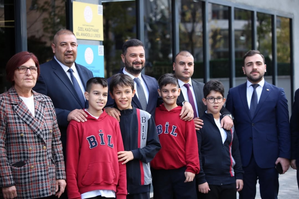 Afet Farkındalık ve İlk Yardım Eğitimi Kağıthane Belediye Başkanımız Mevlüt ÖZTEKİN, İlçe Millî Eğitim Müdürümüz Mustafa HOŞYİĞİT ve Kızılay iş birliğiyle, Kağıthane Bil Koleji öğrencilerimize yönelik Afet Farkındalık ve İlk Yardım Eğitimi gerçekleştirildi. Öğrencilerimiz; afet anında doğru davranış şekilleri, ilk yardımın temel prensipleri ve acil durumlarda uygulanması gereken müdahaleler hakkında kapsamlı bilgilendirme aldı. Bu eğitim, gençlerimizin afet bilinci kazanmasına, sorumluluk duygularının gelişmesine ve olası acil durumlara karşı daha hazırlıklı bireyler olarak yetişmelerine önemli katkılar sağlamıştır. Bu değerli çalışmada emeği geçen tüm kurumlara, eğitmenlerimize ve gönüllülerimize teşekkür ederiz. @kagithanebeltr @tcmeb @istanbulilmem @mevlutoztekin34 @kagithane_mem @mustafahosyigit görseli 5