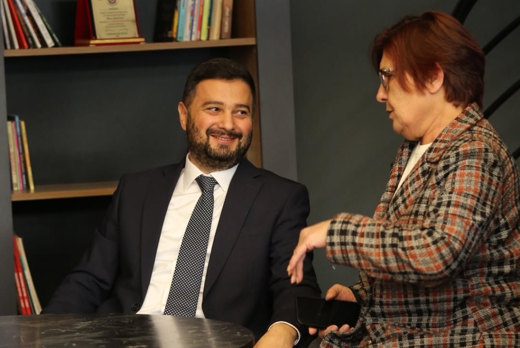 Afet Farkındalık ve İlk Yardım Eğitimi Kağıthane Belediye Başkanımız Mevlüt ÖZTEKİN, İlçe Millî Eğitim Müdürümüz Mustafa HOŞYİĞİT ve Kızılay iş birliğiyle, Kağıthane Bil Koleji öğrencilerimize yönelik Afet Farkındalık ve İlk Yardım Eğitimi gerçekleştirildi. Öğrencilerimiz; afet anında doğru davranış şekilleri, ilk yardımın temel prensipleri ve acil durumlarda uygulanması gereken müdahaleler hakkında kapsamlı bilgilendirme aldı. Bu eğitim, gençlerimizin afet bilinci kazanmasına, sorumluluk duygularının gelişmesine ve olası acil durumlara karşı daha hazırlıklı bireyler olarak yetişmelerine önemli katkılar sağlamıştır. Bu değerli çalışmada emeği geçen tüm kurumlara, eğitmenlerimize ve gönüllülerimize teşekkür ederiz. @kagithanebeltr @tcmeb @istanbulilmem @mevlutoztekin34 @kagithane_mem @mustafahosyigit görseli 6