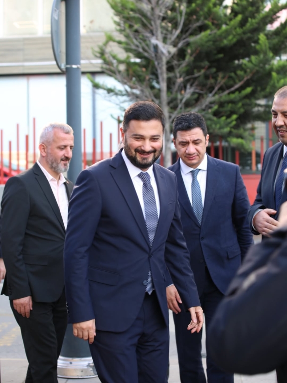 Afet Farkındalık ve İlk Yardım Eğitimi Kağıthane Belediye Başkanımız Mevlüt ÖZTEKİN, İlçe Millî Eğitim Müdürümüz Mustafa HOŞYİĞİT ve Kızılay iş birliğiyle, Kağıthane Bil Koleji öğrencilerimize yönelik Afet Farkındalık ve İlk Yardım Eğitimi gerçekleştirildi. Öğrencilerimiz; afet anında doğru davranış şekilleri, ilk yardımın temel prensipleri ve acil durumlarda uygulanması gereken müdahaleler hakkında kapsamlı bilgilendirme aldı. Bu eğitim, gençlerimizin afet bilinci kazanmasına, sorumluluk duygularının gelişmesine ve olası acil durumlara karşı daha hazırlıklı bireyler olarak yetişmelerine önemli katkılar sağlamıştır. Bu değerli çalışmada emeği geçen tüm kurumlara, eğitmenlerimize ve gönüllülerimize teşekkür ederiz. @kagithanebeltr @tcmeb @istanbulilmem @mevlutoztekin34 @kagithane_mem @mustafahosyigit görseli 10