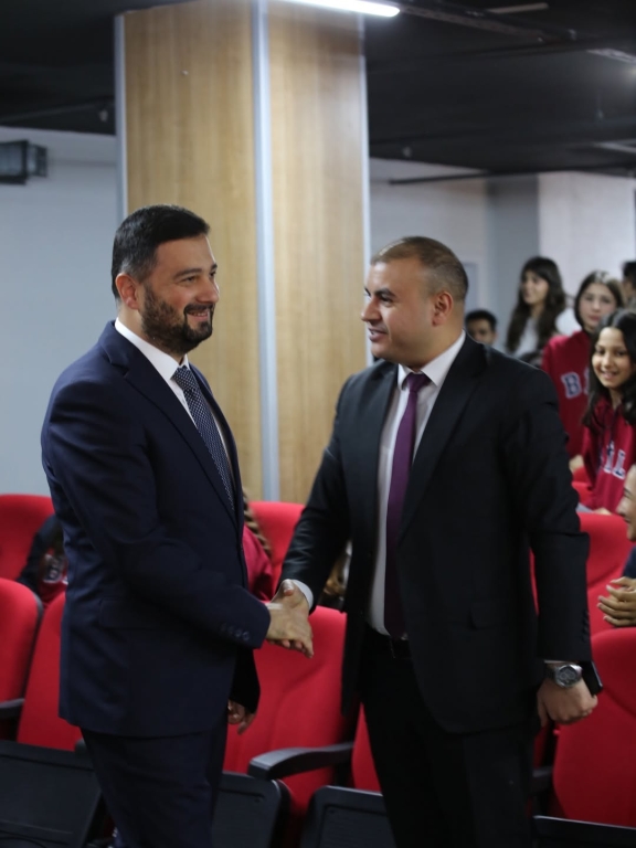 Afet Farkındalık ve İlk Yardım Eğitimi Kağıthane Belediye Başkanımız Mevlüt ÖZTEKİN, İlçe Millî Eğitim Müdürümüz Mustafa HOŞYİĞİT ve Kızılay iş birliğiyle, Kağıthane Bil Koleji öğrencilerimize yönelik Afet Farkındalık ve İlk Yardım Eğitimi gerçekleştirildi. Öğrencilerimiz; afet anında doğru davranış şekilleri, ilk yardımın temel prensipleri ve acil durumlarda uygulanması gereken müdahaleler hakkında kapsamlı bilgilendirme aldı. Bu eğitim, gençlerimizin afet bilinci kazanmasına, sorumluluk duygularının gelişmesine ve olası acil durumlara karşı daha hazırlıklı bireyler olarak yetişmelerine önemli katkılar sağlamıştır. Bu değerli çalışmada emeği geçen tüm kurumlara, eğitmenlerimize ve gönüllülerimize teşekkür ederiz. @kagithanebeltr @tcmeb @istanbulilmem @mevlutoztekin34 @kagithane_mem @mustafahosyigit görseli 11