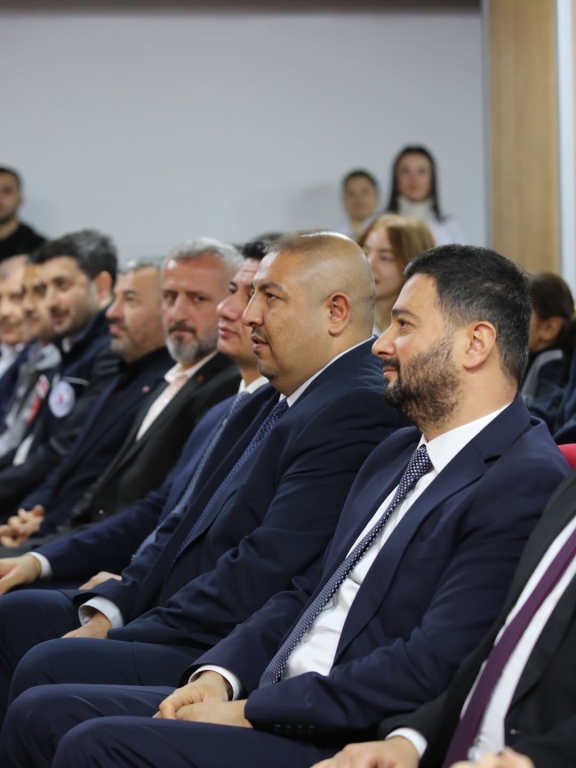 Afet Farkındalık ve İlk Yardım Eğitimi Kağıthane Belediye Başkanımız Mevlüt ÖZTEKİN, İlçe Millî Eğitim Müdürümüz Mustafa HOŞYİĞİT ve Kızılay iş birliğiyle, Kağıthane Bil Koleji öğrencilerimize yönelik Afet Farkındalık ve İlk Yardım Eğitimi gerçekleştirildi. Öğrencilerimiz; afet anında doğru davranış şekilleri, ilk yardımın temel prensipleri ve acil durumlarda uygulanması gereken müdahaleler hakkında kapsamlı bilgilendirme aldı. Bu eğitim, gençlerimizin afet bilinci kazanmasına, sorumluluk duygularının gelişmesine ve olası acil durumlara karşı daha hazırlıklı bireyler olarak yetişmelerine önemli katkılar sağlamıştır. Bu değerli çalışmada emeği geçen tüm kurumlara, eğitmenlerimize ve gönüllülerimize teşekkür ederiz. @kagithanebeltr @tcmeb @istanbulilmem @mevlutoztekin34 @kagithane_mem @mustafahosyigit görseli 12