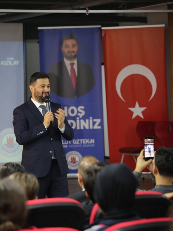 Afet Farkındalık ve İlk Yardım Eğitimi Kağıthane Belediye Başkanımız Mevlüt ÖZTEKİN, İlçe Millî Eğitim Müdürümüz Mustafa HOŞYİĞİT ve Kızılay iş birliğiyle, Kağıthane Bil Koleji öğrencilerimize yönelik Afet Farkındalık ve İlk Yardım Eğitimi gerçekleştirildi. Öğrencilerimiz; afet anında doğru davranış şekilleri, ilk yardımın temel prensipleri ve acil durumlarda uygulanması gereken müdahaleler hakkında kapsamlı bilgilendirme aldı. Bu eğitim, gençlerimizin afet bilinci kazanmasına, sorumluluk duygularının gelişmesine ve olası acil durumlara karşı daha hazırlıklı bireyler olarak yetişmelerine önemli katkılar sağlamıştır. Bu değerli çalışmada emeği geçen tüm kurumlara, eğitmenlerimize ve gönüllülerimize teşekkür ederiz. @kagithanebeltr @tcmeb @istanbulilmem @mevlutoztekin34 @kagithane_mem @mustafahosyigit görseli 17