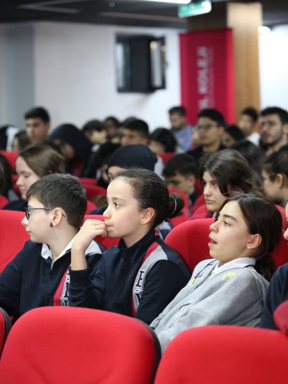 Afet Farkındalık ve İlk Yardım Eğitimi Kağıthane Belediye Başkanımız Mevlüt ÖZTEKİN, İlçe Millî Eğitim Müdürümüz Mustafa HOŞYİĞİT ve Kızılay iş birliğiyle, Kağıthane Bil Koleji öğrencilerimize yönelik Afet Farkındalık ve İlk Yardım Eğitimi gerçekleştirildi. Öğrencilerimiz; afet anında doğru davranış şekilleri, ilk yardımın temel prensipleri ve acil durumlarda uygulanması gereken müdahaleler hakkında kapsamlı bilgilendirme aldı. Bu eğitim, gençlerimizin afet bilinci kazanmasına, sorumluluk duygularının gelişmesine ve olası acil durumlara karşı daha hazırlıklı bireyler olarak yetişmelerine önemli katkılar sağlamıştır. Bu değerli çalışmada emeği geçen tüm kurumlara, eğitmenlerimize ve gönüllülerimize teşekkür ederiz. @kagithanebeltr @tcmeb @istanbulilmem @mevlutoztekin34 @kagithane_mem @mustafahosyigit görseli 18
