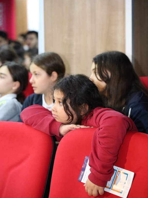 Afet Farkındalık ve İlk Yardım Eğitimi Kağıthane Belediye Başkanımız Mevlüt ÖZTEKİN, İlçe Millî Eğitim Müdürümüz Mustafa HOŞYİĞİT ve Kızılay iş birliğiyle, Kağıthane Bil Koleji öğrencilerimize yönelik Afet Farkındalık ve İlk Yardım Eğitimi gerçekleştirildi. Öğrencilerimiz; afet anında doğru davranış şekilleri, ilk yardımın temel prensipleri ve acil durumlarda uygulanması gereken müdahaleler hakkında kapsamlı bilgilendirme aldı. Bu eğitim, gençlerimizin afet bilinci kazanmasına, sorumluluk duygularının gelişmesine ve olası acil durumlara karşı daha hazırlıklı bireyler olarak yetişmelerine önemli katkılar sağlamıştır. Bu değerli çalışmada emeği geçen tüm kurumlara, eğitmenlerimize ve gönüllülerimize teşekkür ederiz. @kagithanebeltr @tcmeb @istanbulilmem @mevlutoztekin34 @kagithane_mem @mustafahosyigit görseli 19