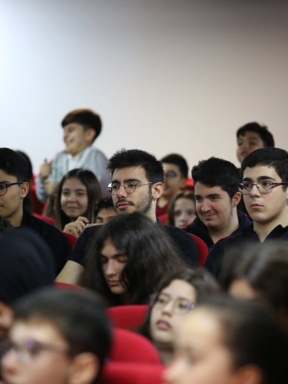Afet Farkındalık ve İlk Yardım Eğitimi Kağıthane Belediye Başkanımız Mevlüt ÖZTEKİN, İlçe Millî Eğitim Müdürümüz Mustafa HOŞYİĞİT ve Kızılay iş birliğiyle, Kağıthane Bil Koleji öğrencilerimize yönelik Afet Farkındalık ve İlk Yardım Eğitimi gerçekleştirildi. Öğrencilerimiz; afet anında doğru davranış şekilleri, ilk yardımın temel prensipleri ve acil durumlarda uygulanması gereken müdahaleler hakkında kapsamlı bilgilendirme aldı. Bu eğitim, gençlerimizin afet bilinci kazanmasına, sorumluluk duygularının gelişmesine ve olası acil durumlara karşı daha hazırlıklı bireyler olarak yetişmelerine önemli katkılar sağlamıştır. Bu değerli çalışmada emeği geçen tüm kurumlara, eğitmenlerimize ve gönüllülerimize teşekkür ederiz. @kagithanebeltr @tcmeb @istanbulilmem @mevlutoztekin34 @kagithane_mem @mustafahosyigit görseli 21