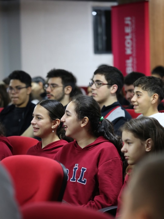 Afet Farkındalık ve İlk Yardım Eğitimi Kağıthane Belediye Başkanımız Mevlüt ÖZTEKİN, İlçe Millî Eğitim Müdürümüz Mustafa HOŞYİĞİT ve Kızılay iş birliğiyle, Kağıthane Bil Koleji öğrencilerimize yönelik Afet Farkındalık ve İlk Yardım Eğitimi gerçekleştirildi. Öğrencilerimiz; afet anında doğru davranış şekilleri, ilk yardımın temel prensipleri ve acil durumlarda uygulanması gereken müdahaleler hakkında kapsamlı bilgilendirme aldı. Bu eğitim, gençlerimizin afet bilinci kazanmasına, sorumluluk duygularının gelişmesine ve olası acil durumlara karşı daha hazırlıklı bireyler olarak yetişmelerine önemli katkılar sağlamıştır. Bu değerli çalışmada emeği geçen tüm kurumlara, eğitmenlerimize ve gönüllülerimize teşekkür ederiz. @kagithanebeltr @tcmeb @istanbulilmem @mevlutoztekin34 @kagithane_mem @mustafahosyigit görseli 22