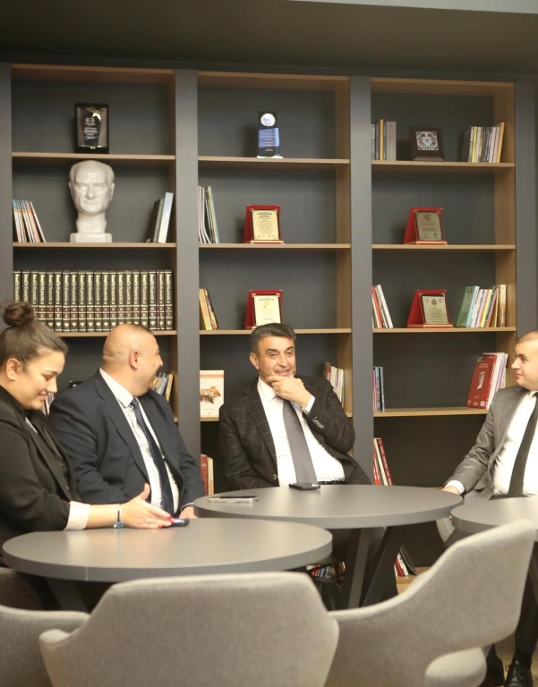 Bugün Kağıthane Kaymakamı Sn. Yüksel Kara okulumuzu ziyaret ederek yürüttüğümüz eğitim–öğretim faaliyetlerini yerinde değerlendirdi. Ziyaretleri sırasında sınıfları gezerek öğrencilerimizle yakından ilgilenerek onların hedeflerini, ilgi alanlarını ve geleceğe dair beklentilerini dinleyen Kaymakamımız; eğitime verilen değerin ve güçlü iş birliğinin önemini bir kez daha vurguladı. Hem öğrencilerimiz hem de öğretmenlerimiz için motive edici bu buluşma, okulumuzun gelişimine yönelik çalışmalarımıza ilham oldu. Nazik ziyaretleri ve destekleri için Kaymakamımıza içtenlikle teşekkür ediyoruz. @tcmeb @istanbulilmem @kagithane_mem @kagithanekaymakamlik @yksel.kara2376 @mustafahosyigit @canerkaya.ck görseli 4