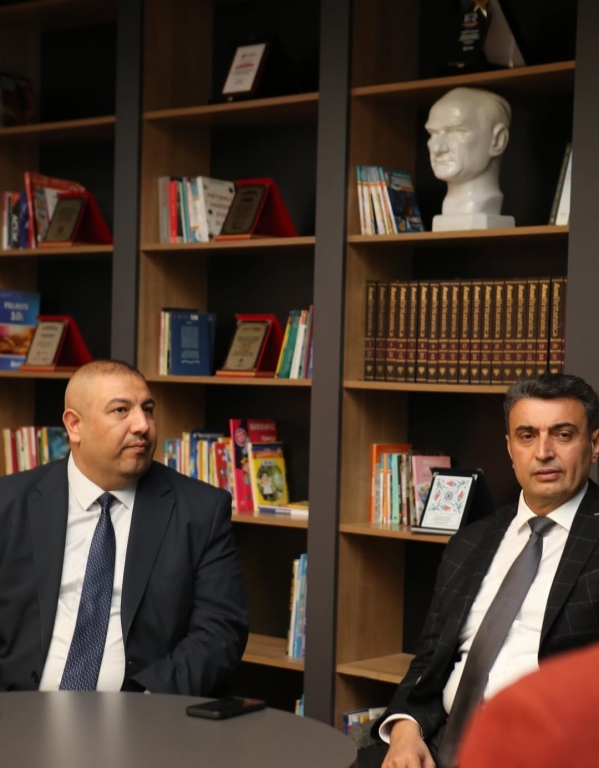 Bugün Kağıthane Kaymakamı Sn. Yüksel Kara okulumuzu ziyaret ederek yürüttüğümüz eğitim–öğretim faaliyetlerini yerinde değerlendirdi. Ziyaretleri sırasında sınıfları gezerek öğrencilerimizle yakından ilgilenerek onların hedeflerini, ilgi alanlarını ve geleceğe dair beklentilerini dinleyen Kaymakamımız; eğitime verilen değerin ve güçlü iş birliğinin önemini bir kez daha vurguladı. Hem öğrencilerimiz hem de öğretmenlerimiz için motive edici bu buluşma, okulumuzun gelişimine yönelik çalışmalarımıza ilham oldu. Nazik ziyaretleri ve destekleri için Kaymakamımıza içtenlikle teşekkür ediyoruz. @tcmeb @istanbulilmem @kagithane_mem @kagithanekaymakamlik @yksel.kara2376 @mustafahosyigit @canerkaya.ck görseli 5