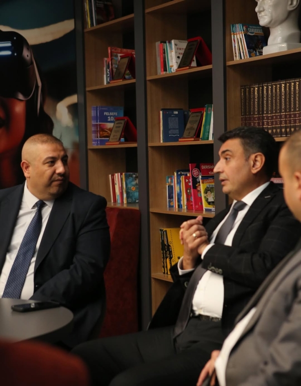 Bugün Kağıthane Kaymakamı Sn. Yüksel Kara okulumuzu ziyaret ederek yürüttüğümüz eğitim–öğretim faaliyetlerini yerinde değerlendirdi. Ziyaretleri sırasında sınıfları gezerek öğrencilerimizle yakından ilgilenerek onların hedeflerini, ilgi alanlarını ve geleceğe dair beklentilerini dinleyen Kaymakamımız; eğitime verilen değerin ve güçlü iş birliğinin önemini bir kez daha vurguladı. Hem öğrencilerimiz hem de öğretmenlerimiz için motive edici bu buluşma, okulumuzun gelişimine yönelik çalışmalarımıza ilham oldu. Nazik ziyaretleri ve destekleri için Kaymakamımıza içtenlikle teşekkür ediyoruz. @tcmeb @istanbulilmem @kagithane_mem @kagithanekaymakamlik @yksel.kara2376 @mustafahosyigit @canerkaya.ck görseli 6
