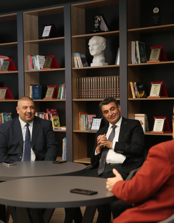 Bugün Kağıthane Kaymakamı Sn. Yüksel Kara okulumuzu ziyaret ederek yürüttüğümüz eğitim–öğretim faaliyetlerini yerinde değerlendirdi. Ziyaretleri sırasında sınıfları gezerek öğrencilerimizle yakından ilgilenerek onların hedeflerini, ilgi alanlarını ve geleceğe dair beklentilerini dinleyen Kaymakamımız; eğitime verilen değerin ve güçlü iş birliğinin önemini bir kez daha vurguladı. Hem öğrencilerimiz hem de öğretmenlerimiz için motive edici bu buluşma, okulumuzun gelişimine yönelik çalışmalarımıza ilham oldu. Nazik ziyaretleri ve destekleri için Kaymakamımıza içtenlikle teşekkür ediyoruz. @tcmeb @istanbulilmem @kagithane_mem @kagithanekaymakamlik @yksel.kara2376 @mustafahosyigit @canerkaya.ck görseli 7