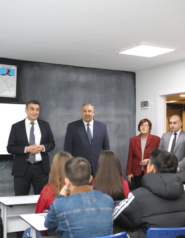 Bugün Kağıthane Kaymakamı Sn. Yüksel Kara okulumuzu ziyaret ederek yürüttüğümüz eğitim–öğretim faaliyetlerini yerinde değerlendirdi. Ziyaretleri sırasında sınıfları gezerek öğrencilerimizle yakından ilgilenerek onların hedeflerini, ilgi alanlarını ve geleceğe dair beklentilerini dinleyen Kaymakamımız; eğitime verilen değerin ve güçlü iş birliğinin önemini bir kez daha vurguladı. Hem öğrencilerimiz hem de öğretmenlerimiz için motive edici bu buluşma, okulumuzun gelişimine yönelik çalışmalarımıza ilham oldu. Nazik ziyaretleri ve destekleri için Kaymakamımıza içtenlikle teşekkür ediyoruz. @tcmeb @istanbulilmem @kagithane_mem @kagithanekaymakamlik @yksel.kara2376 @mustafahosyigit @canerkaya.ck görseli 8