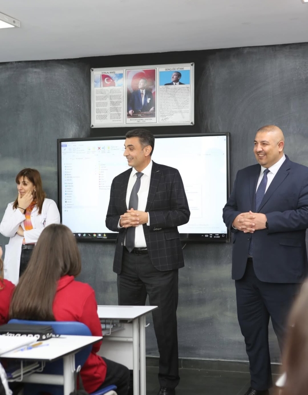 Bugün Kağıthane Kaymakamı Sn. Yüksel Kara okulumuzu ziyaret ederek yürüttüğümüz eğitim–öğretim faaliyetlerini yerinde değerlendirdi. Ziyaretleri sırasında sınıfları gezerek öğrencilerimizle yakından ilgilenerek onların hedeflerini, ilgi alanlarını ve geleceğe dair beklentilerini dinleyen Kaymakamımız; eğitime verilen değerin ve güçlü iş birliğinin önemini bir kez daha vurguladı. Hem öğrencilerimiz hem de öğretmenlerimiz için motive edici bu buluşma, okulumuzun gelişimine yönelik çalışmalarımıza ilham oldu. Nazik ziyaretleri ve destekleri için Kaymakamımıza içtenlikle teşekkür ediyoruz. @tcmeb @istanbulilmem @kagithane_mem @kagithanekaymakamlik @yksel.kara2376 @mustafahosyigit @canerkaya.ck görseli 10