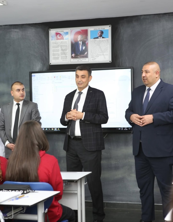 Bugün Kağıthane Kaymakamı Sn. Yüksel Kara okulumuzu ziyaret ederek yürüttüğümüz eğitim–öğretim faaliyetlerini yerinde değerlendirdi. Ziyaretleri sırasında sınıfları gezerek öğrencilerimizle yakından ilgilenerek onların hedeflerini, ilgi alanlarını ve geleceğe dair beklentilerini dinleyen Kaymakamımız; eğitime verilen değerin ve güçlü iş birliğinin önemini bir kez daha vurguladı. Hem öğrencilerimiz hem de öğretmenlerimiz için motive edici bu buluşma, okulumuzun gelişimine yönelik çalışmalarımıza ilham oldu. Nazik ziyaretleri ve destekleri için Kaymakamımıza içtenlikle teşekkür ediyoruz. @tcmeb @istanbulilmem @kagithane_mem @kagithanekaymakamlik @yksel.kara2376 @mustafahosyigit @canerkaya.ck görseli 11