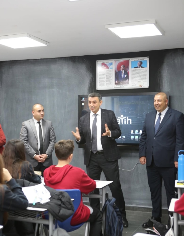 Bugün Kağıthane Kaymakamı Sn. Yüksel Kara okulumuzu ziyaret ederek yürüttüğümüz eğitim–öğretim faaliyetlerini yerinde değerlendirdi. Ziyaretleri sırasında sınıfları gezerek öğrencilerimizle yakından ilgilenerek onların hedeflerini, ilgi alanlarını ve geleceğe dair beklentilerini dinleyen Kaymakamımız; eğitime verilen değerin ve güçlü iş birliğinin önemini bir kez daha vurguladı. Hem öğrencilerimiz hem de öğretmenlerimiz için motive edici bu buluşma, okulumuzun gelişimine yönelik çalışmalarımıza ilham oldu. Nazik ziyaretleri ve destekleri için Kaymakamımıza içtenlikle teşekkür ediyoruz. @tcmeb @istanbulilmem @kagithane_mem @kagithanekaymakamlik @yksel.kara2376 @mustafahosyigit @canerkaya.ck görseli 12