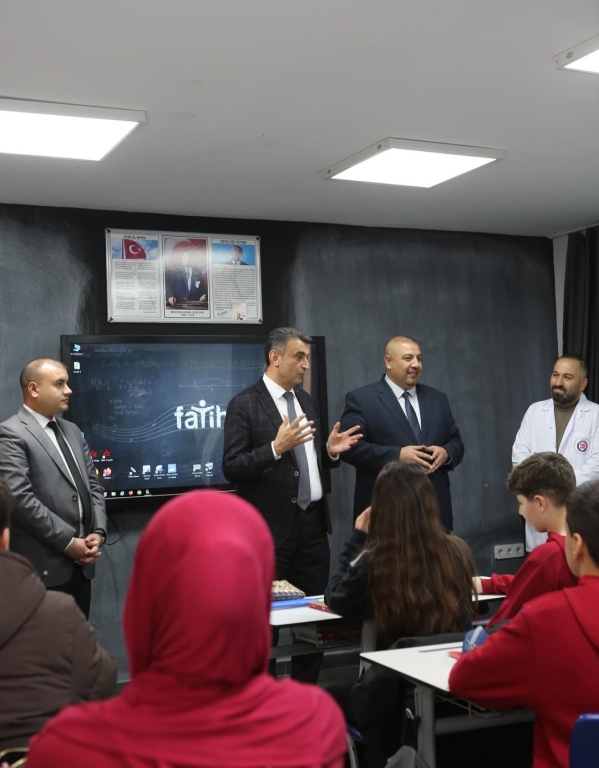 Bugün Kağıthane Kaymakamı Sn. Yüksel Kara okulumuzu ziyaret ederek yürüttüğümüz eğitim–öğretim faaliyetlerini yerinde değerlendirdi. Ziyaretleri sırasında sınıfları gezerek öğrencilerimizle yakından ilgilenerek onların hedeflerini, ilgi alanlarını ve geleceğe dair beklentilerini dinleyen Kaymakamımız; eğitime verilen değerin ve güçlü iş birliğinin önemini bir kez daha vurguladı. Hem öğrencilerimiz hem de öğretmenlerimiz için motive edici bu buluşma, okulumuzun gelişimine yönelik çalışmalarımıza ilham oldu. Nazik ziyaretleri ve destekleri için Kaymakamımıza içtenlikle teşekkür ediyoruz. @tcmeb @istanbulilmem @kagithane_mem @kagithanekaymakamlik @yksel.kara2376 @mustafahosyigit @canerkaya.ck görseli 13