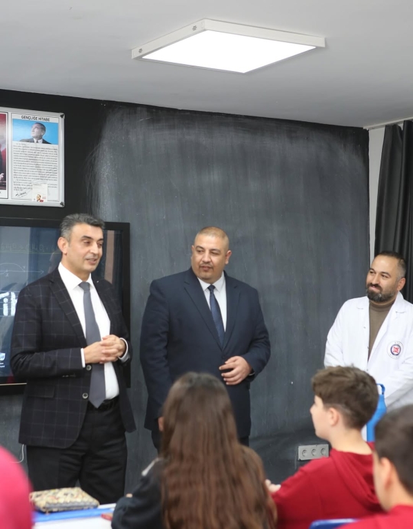 Bugün Kağıthane Kaymakamı Sn. Yüksel Kara okulumuzu ziyaret ederek yürüttüğümüz eğitim–öğretim faaliyetlerini yerinde değerlendirdi. Ziyaretleri sırasında sınıfları gezerek öğrencilerimizle yakından ilgilenerek onların hedeflerini, ilgi alanlarını ve geleceğe dair beklentilerini dinleyen Kaymakamımız; eğitime verilen değerin ve güçlü iş birliğinin önemini bir kez daha vurguladı. Hem öğrencilerimiz hem de öğretmenlerimiz için motive edici bu buluşma, okulumuzun gelişimine yönelik çalışmalarımıza ilham oldu. Nazik ziyaretleri ve destekleri için Kaymakamımıza içtenlikle teşekkür ediyoruz. @tcmeb @istanbulilmem @kagithane_mem @kagithanekaymakamlik @yksel.kara2376 @mustafahosyigit @canerkaya.ck görseli 14