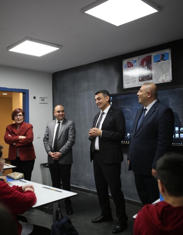 Bugün Kağıthane Kaymakamı Sn. Yüksel Kara okulumuzu ziyaret ederek yürüttüğümüz eğitim–öğretim faaliyetlerini yerinde değerlendirdi. Ziyaretleri sırasında sınıfları gezerek öğrencilerimizle yakından ilgilenerek onların hedeflerini, ilgi alanlarını ve geleceğe dair beklentilerini dinleyen Kaymakamımız; eğitime verilen değerin ve güçlü iş birliğinin önemini bir kez daha vurguladı. Hem öğrencilerimiz hem de öğretmenlerimiz için motive edici bu buluşma, okulumuzun gelişimine yönelik çalışmalarımıza ilham oldu. Nazik ziyaretleri ve destekleri için Kaymakamımıza içtenlikle teşekkür ediyoruz. @tcmeb @istanbulilmem @kagithane_mem @kagithanekaymakamlik @yksel.kara2376 @mustafahosyigit @canerkaya.ck görseli 15
