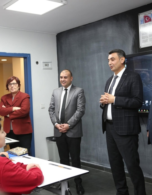 Bugün Kağıthane Kaymakamı Sn. Yüksel Kara okulumuzu ziyaret ederek yürüttüğümüz eğitim–öğretim faaliyetlerini yerinde değerlendirdi. Ziyaretleri sırasında sınıfları gezerek öğrencilerimizle yakından ilgilenerek onların hedeflerini, ilgi alanlarını ve geleceğe dair beklentilerini dinleyen Kaymakamımız; eğitime verilen değerin ve güçlü iş birliğinin önemini bir kez daha vurguladı. Hem öğrencilerimiz hem de öğretmenlerimiz için motive edici bu buluşma, okulumuzun gelişimine yönelik çalışmalarımıza ilham oldu. Nazik ziyaretleri ve destekleri için Kaymakamımıza içtenlikle teşekkür ediyoruz. @tcmeb @istanbulilmem @kagithane_mem @kagithanekaymakamlik @yksel.kara2376 @mustafahosyigit @canerkaya.ck görseli 16