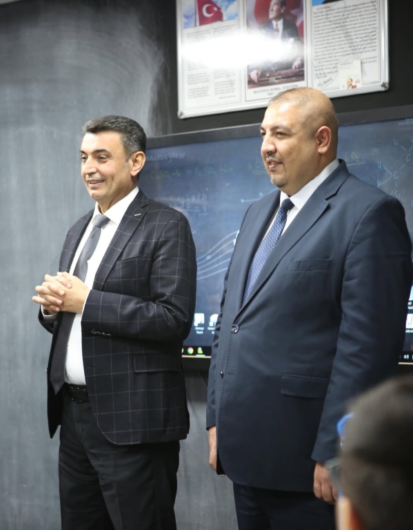 Bugün Kağıthane Kaymakamı Sn. Yüksel Kara okulumuzu ziyaret ederek yürüttüğümüz eğitim–öğretim faaliyetlerini yerinde değerlendirdi. Ziyaretleri sırasında sınıfları gezerek öğrencilerimizle yakından ilgilenerek onların hedeflerini, ilgi alanlarını ve geleceğe dair beklentilerini dinleyen Kaymakamımız; eğitime verilen değerin ve güçlü iş birliğinin önemini bir kez daha vurguladı. Hem öğrencilerimiz hem de öğretmenlerimiz için motive edici bu buluşma, okulumuzun gelişimine yönelik çalışmalarımıza ilham oldu. Nazik ziyaretleri ve destekleri için Kaymakamımıza içtenlikle teşekkür ediyoruz. @tcmeb @istanbulilmem @kagithane_mem @kagithanekaymakamlik @yksel.kara2376 @mustafahosyigit @canerkaya.ck görseli 17