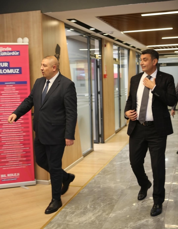 Bugün Kağıthane Kaymakamı Sn. Yüksel Kara okulumuzu ziyaret ederek yürüttüğümüz eğitim–öğretim faaliyetlerini yerinde değerlendirdi. Ziyaretleri sırasında sınıfları gezerek öğrencilerimizle yakından ilgilenerek onların hedeflerini, ilgi alanlarını ve geleceğe dair beklentilerini dinleyen Kaymakamımız; eğitime verilen değerin ve güçlü iş birliğinin önemini bir kez daha vurguladı. Hem öğrencilerimiz hem de öğretmenlerimiz için motive edici bu buluşma, okulumuzun gelişimine yönelik çalışmalarımıza ilham oldu. Nazik ziyaretleri ve destekleri için Kaymakamımıza içtenlikle teşekkür ediyoruz. @tcmeb @istanbulilmem @kagithane_mem @kagithanekaymakamlik @yksel.kara2376 @mustafahosyigit @canerkaya.ck görseli 18