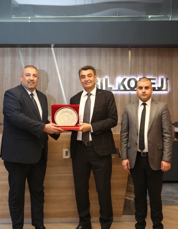 Bugün Kağıthane Kaymakamı Sn. Yüksel Kara okulumuzu ziyaret ederek yürüttüğümüz eğitim–öğretim faaliyetlerini yerinde değerlendirdi. Ziyaretleri sırasında sınıfları gezerek öğrencilerimizle yakından ilgilenerek onların hedeflerini, ilgi alanlarını ve geleceğe dair beklentilerini dinleyen Kaymakamımız; eğitime verilen değerin ve güçlü iş birliğinin önemini bir kez daha vurguladı. Hem öğrencilerimiz hem de öğretmenlerimiz için motive edici bu buluşma, okulumuzun gelişimine yönelik çalışmalarımıza ilham oldu. Nazik ziyaretleri ve destekleri için Kaymakamımıza içtenlikle teşekkür ediyoruz. @tcmeb @istanbulilmem @kagithane_mem @kagithanekaymakamlik @yksel.kara2376 @mustafahosyigit @canerkaya.ck görseli 19