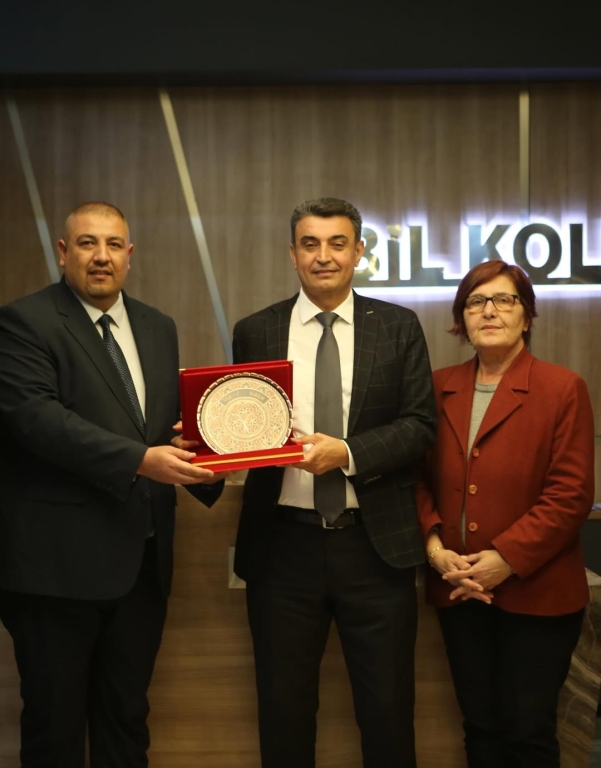 Bugün Kağıthane Kaymakamı Sn. Yüksel Kara okulumuzu ziyaret ederek yürüttüğümüz eğitim–öğretim faaliyetlerini yerinde değerlendirdi. Ziyaretleri sırasında sınıfları gezerek öğrencilerimizle yakından ilgilenerek onların hedeflerini, ilgi alanlarını ve geleceğe dair beklentilerini dinleyen Kaymakamımız; eğitime verilen değerin ve güçlü iş birliğinin önemini bir kez daha vurguladı. Hem öğrencilerimiz hem de öğretmenlerimiz için motive edici bu buluşma, okulumuzun gelişimine yönelik çalışmalarımıza ilham oldu. Nazik ziyaretleri ve destekleri için Kaymakamımıza içtenlikle teşekkür ediyoruz. @tcmeb @istanbulilmem @kagithane_mem @kagithanekaymakamlik @yksel.kara2376 @mustafahosyigit @canerkaya.ck görseli 20