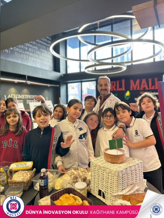 Yerli Malı Haftası Coşkuyla Kutlandı! Öğrencilerimiz, Yerli Malı Haftası kapsamında ülkemizin yerli ve milli değerlerini okulumuza taşıdı. Yöresel yiyeceklerden el emeği patik, örgü ve geleneksel ürünlere kadar pek çok değerli ürünü tanıma ve paylaşma fırsatı bulduk. Bu anlamlı etkinlikle öğrencilerimiz; üretmenin kıymetini, paylaşmanın gücünü, yerli olana sahip çıkmanın önemini bir kez daha deneyimleyerek öğrendi. Emeği geçen tüm öğrencilerimize ve destek veren ailelerimize teşekkür ederiz. Yerli üretim, güçlü gelecek! #YerliMalıHaftası #YerliÜretim #PaylaşmakGüzeldir #DeğerlerEğitimi #BİLKoleji #ElEmeği #KültürelDeğerler