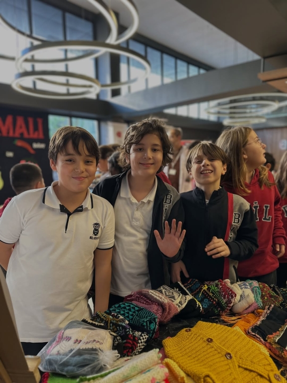 Yerli Malı Haftası Coşkuyla Kutlandı! Öğrencilerimiz, Yerli Malı Haftası kapsamında ülkemizin yerli ve milli değerlerini okulumuza taşıdı. Yöresel yiyeceklerden el emeği patik, örgü ve geleneksel ürünlere kadar pek çok değerli ürünü tanıma ve paylaşma fırsatı bulduk. Bu anlamlı etkinlikle öğrencilerimiz; üretmenin kıymetini, paylaşmanın gücünü, yerli olana sahip çıkmanın önemini bir kez daha deneyimleyerek öğrendi. Emeği geçen tüm öğrencilerimize ve destek veren ailelerimize teşekkür ederiz. Yerli üretim, güçlü gelecek! #YerliMalıHaftası #YerliÜretim #PaylaşmakGüzeldir #DeğerlerEğitimi #BİLKoleji #ElEmeği #KültürelDeğerler görseli 5