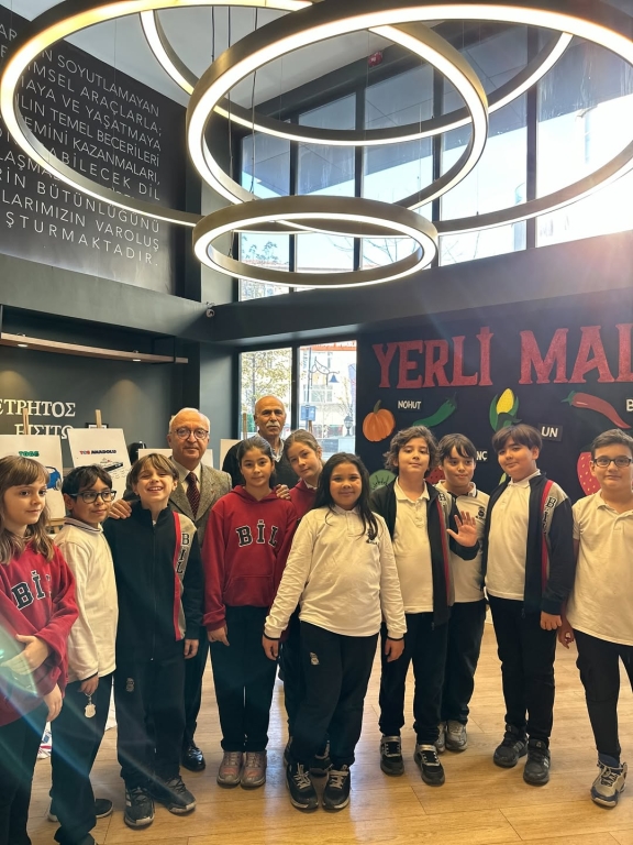 Yerli Malı Haftası Coşkuyla Kutlandı! Öğrencilerimiz, Yerli Malı Haftası kapsamında ülkemizin yerli ve milli değerlerini okulumuza taşıdı. Yöresel yiyeceklerden el emeği patik, örgü ve geleneksel ürünlere kadar pek çok değerli ürünü tanıma ve paylaşma fırsatı bulduk. Bu anlamlı etkinlikle öğrencilerimiz; üretmenin kıymetini, paylaşmanın gücünü, yerli olana sahip çıkmanın önemini bir kez daha deneyimleyerek öğrendi. Emeği geçen tüm öğrencilerimize ve destek veren ailelerimize teşekkür ederiz. Yerli üretim, güçlü gelecek! #YerliMalıHaftası #YerliÜretim #PaylaşmakGüzeldir #DeğerlerEğitimi #BİLKoleji #ElEmeği #KültürelDeğerler görseli 6