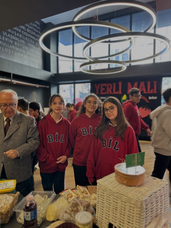 Yerli Malı Haftası Coşkuyla Kutlandı! Öğrencilerimiz, Yerli Malı Haftası kapsamında ülkemizin yerli ve milli değerlerini okulumuza taşıdı. Yöresel yiyeceklerden el emeği patik, örgü ve geleneksel ürünlere kadar pek çok değerli ürünü tanıma ve paylaşma fırsatı bulduk. Bu anlamlı etkinlikle öğrencilerimiz; üretmenin kıymetini, paylaşmanın gücünü, yerli olana sahip çıkmanın önemini bir kez daha deneyimleyerek öğrendi. Emeği geçen tüm öğrencilerimize ve destek veren ailelerimize teşekkür ederiz. Yerli üretim, güçlü gelecek! #YerliMalıHaftası #YerliÜretim #PaylaşmakGüzeldir #DeğerlerEğitimi #BİLKoleji #ElEmeği #KültürelDeğerler görseli 8