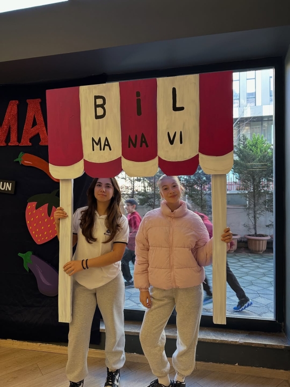 Yerli Malı Haftası Coşkuyla Kutlandı! Öğrencilerimiz, Yerli Malı Haftası kapsamında ülkemizin yerli ve milli değerlerini okulumuza taşıdı. Yöresel yiyeceklerden el emeği patik, örgü ve geleneksel ürünlere kadar pek çok değerli ürünü tanıma ve paylaşma fırsatı bulduk. Bu anlamlı etkinlikle öğrencilerimiz; üretmenin kıymetini, paylaşmanın gücünü, yerli olana sahip çıkmanın önemini bir kez daha deneyimleyerek öğrendi. Emeği geçen tüm öğrencilerimize ve destek veren ailelerimize teşekkür ederiz. Yerli üretim, güçlü gelecek! #YerliMalıHaftası #YerliÜretim #PaylaşmakGüzeldir #DeğerlerEğitimi #BİLKoleji #ElEmeği #KültürelDeğerler görseli 10