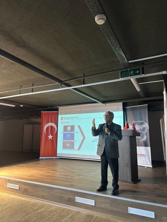 Yerli Malı Haftası Coşkuyla Kutlandı! Öğrencilerimiz, Yerli Malı Haftası kapsamında ülkemizin yerli ve milli değerlerini okulumuza taşıdı. Yöresel yiyeceklerden el emeği patik, örgü ve geleneksel ürünlere kadar pek çok değerli ürünü tanıma ve paylaşma fırsatı bulduk. Bu anlamlı etkinlikle öğrencilerimiz; üretmenin kıymetini, paylaşmanın gücünü, yerli olana sahip çıkmanın önemini bir kez daha deneyimleyerek öğrendi. Emeği geçen tüm öğrencilerimize ve destek veren ailelerimize teşekkür ederiz. Yerli üretim, güçlü gelecek! #YerliMalıHaftası #YerliÜretim #PaylaşmakGüzeldir #DeğerlerEğitimi #BİLKoleji #ElEmeği #KültürelDeğerler görseli 13