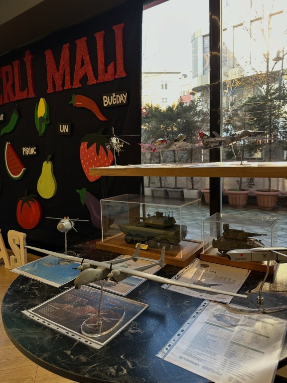 Yerli Malı Haftası Coşkuyla Kutlandı! Öğrencilerimiz, Yerli Malı Haftası kapsamında ülkemizin yerli ve milli değerlerini okulumuza taşıdı. Yöresel yiyeceklerden el emeği patik, örgü ve geleneksel ürünlere kadar pek çok değerli ürünü tanıma ve paylaşma fırsatı bulduk. Bu anlamlı etkinlikle öğrencilerimiz; üretmenin kıymetini, paylaşmanın gücünü, yerli olana sahip çıkmanın önemini bir kez daha deneyimleyerek öğrendi. Emeği geçen tüm öğrencilerimize ve destek veren ailelerimize teşekkür ederiz. Yerli üretim, güçlü gelecek! #YerliMalıHaftası #YerliÜretim #PaylaşmakGüzeldir #DeğerlerEğitimi #BİLKoleji #ElEmeği #KültürelDeğerler görseli 17