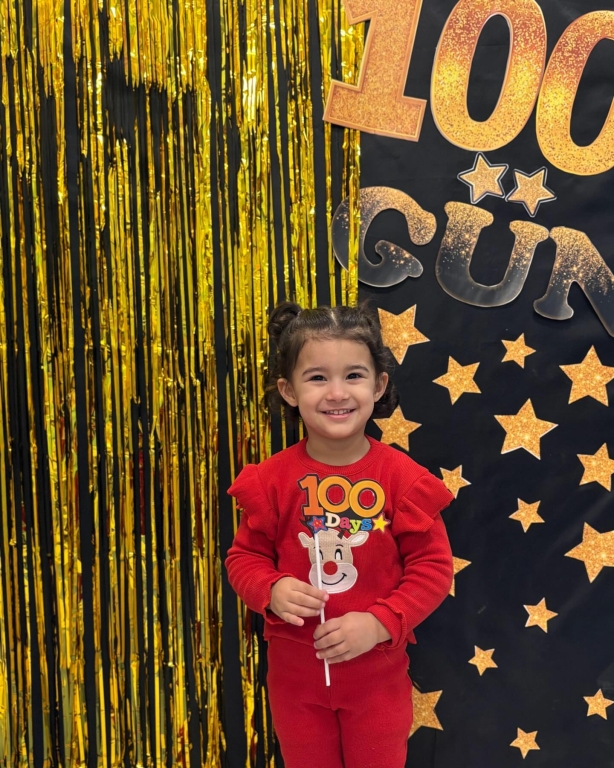 Okulda 100. günümüz Öğrenerek, oynayarak ve gülerek geçen 100 harika günü birlikte kutladık. Minik kalplerle büyük adımlar attığımız, her günü ayrı bir keşif olan bu güzel yolculukta nice mutlu günlere! #Okulda100Gün #100GünKutlaması #Anaokulu #MinikAdımlar #MutluÇocuklar #OyunlaÖğrenme #BirlikteBüyüyoruz #bilkoleji #bilanaokulu görseli 2