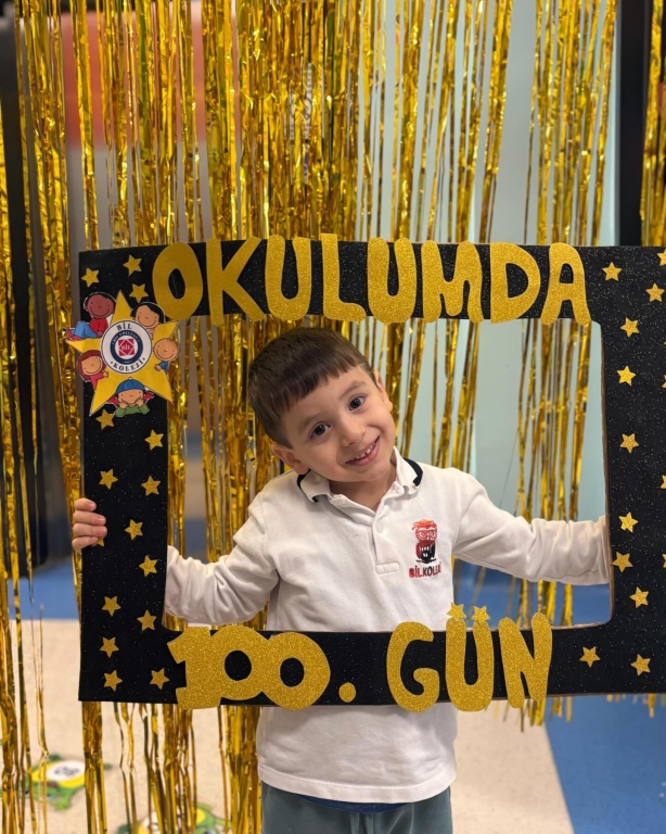 Okulda 100. günümüz Öğrenerek, oynayarak ve gülerek geçen 100 harika günü birlikte kutladık. Minik kalplerle büyük adımlar attığımız, her günü ayrı bir keşif olan bu güzel yolculukta nice mutlu günlere! #Okulda100Gün #100GünKutlaması #Anaokulu #MinikAdımlar #MutluÇocuklar #OyunlaÖğrenme #BirlikteBüyüyoruz #bilkoleji #bilanaokulu görseli 3