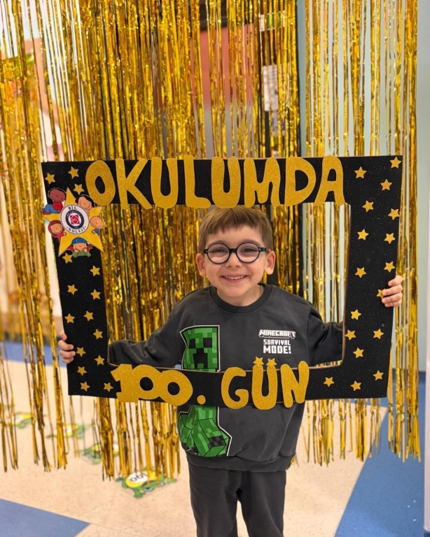 Okulda 100. günümüz Öğrenerek, oynayarak ve gülerek geçen 100 harika günü birlikte kutladık. Minik kalplerle büyük adımlar attığımız, her günü ayrı bir keşif olan bu güzel yolculukta nice mutlu günlere! #Okulda100Gün #100GünKutlaması #Anaokulu #MinikAdımlar #MutluÇocuklar #OyunlaÖğrenme #BirlikteBüyüyoruz #bilkoleji #bilanaokulu görseli 4