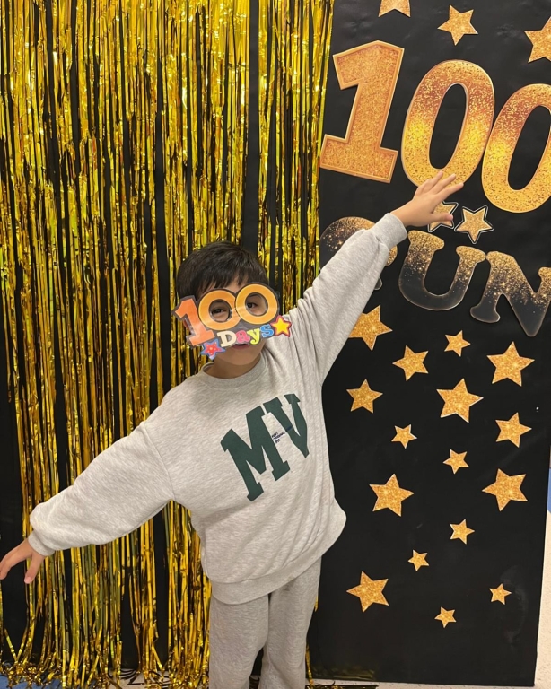 Okulda 100. günümüz Öğrenerek, oynayarak ve gülerek geçen 100 harika günü birlikte kutladık. Minik kalplerle büyük adımlar attığımız, her günü ayrı bir keşif olan bu güzel yolculukta nice mutlu günlere! #Okulda100Gün #100GünKutlaması #Anaokulu #MinikAdımlar #MutluÇocuklar #OyunlaÖğrenme #BirlikteBüyüyoruz #bilkoleji #bilanaokulu görseli 6