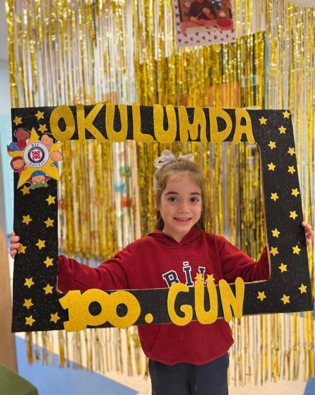 Okulda 100. günümüz Öğrenerek, oynayarak ve gülerek geçen 100 harika günü birlikte kutladık. Minik kalplerle büyük adımlar attığımız, her günü ayrı bir keşif olan bu güzel yolculukta nice mutlu günlere! #Okulda100Gün #100GünKutlaması #Anaokulu #MinikAdımlar #MutluÇocuklar #OyunlaÖğrenme #BirlikteBüyüyoruz #bilkoleji #bilanaokulu görseli 7