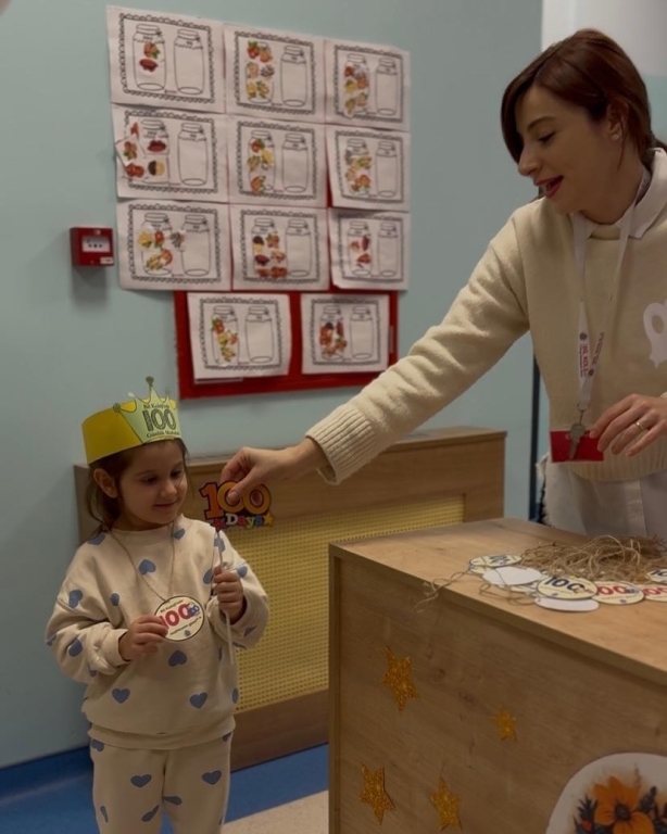 Okulda 100. günümüz Öğrenerek, oynayarak ve gülerek geçen 100 harika günü birlikte kutladık. Minik kalplerle büyük adımlar attığımız, her günü ayrı bir keşif olan bu güzel yolculukta nice mutlu günlere! #Okulda100Gün #100GünKutlaması #Anaokulu #MinikAdımlar #MutluÇocuklar #OyunlaÖğrenme #BirlikteBüyüyoruz #bilkoleji #bilanaokulu görseli 12