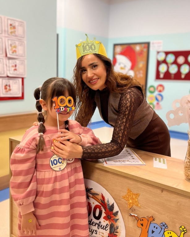 Okulda 100. günümüz Öğrenerek, oynayarak ve gülerek geçen 100 harika günü birlikte kutladık. Minik kalplerle büyük adımlar attığımız, her günü ayrı bir keşif olan bu güzel yolculukta nice mutlu günlere! #Okulda100Gün #100GünKutlaması #Anaokulu #MinikAdımlar #MutluÇocuklar #OyunlaÖğrenme #BirlikteBüyüyoruz #bilkoleji #bilanaokulu görseli 13