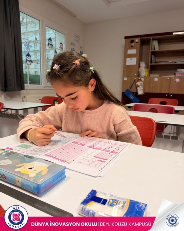Bursluluk sınavımızın ilk gününü başarıyla tamamladık! Bugün okulumuza gelen öğrencilerimiz, bilgi birikimlerini ortaya koyarken aynı zamanda sınav heyecanını ve başarma isteğini birlikte yaşadı. Sınav süreci boyunca öğrencilerimizin motivasyonunu destekleyen öğretmenlerimize ve organizasyonda emeği geçen tüm ekip arkadaşlarımıza teşekkür ederiz. Bu günde çocuklarının yanında olan, sürece güvenle eşlik eden değerli velilerimize de ayrıca teşekkür ediyoruz. #BurslulukSınavı #BilKoleji #EğitimdeGelecek #BaşarıyaAdım #SınavHeyecanı #Eğitim #ÖğrenciOdaklı #GeleceğiBirlikteİnşaEdiyoruz #OkulHayatı #BilKolejiBeylikdüzü