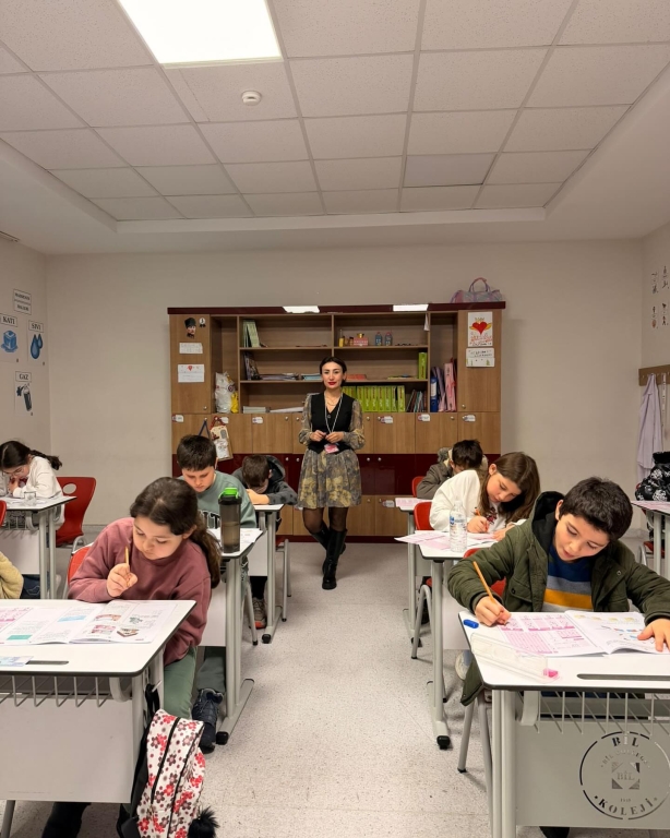 Bursluluk sınavımızın ilk gününü başarıyla tamamladık! Bugün okulumuza gelen öğrencilerimiz, bilgi birikimlerini ortaya koyarken aynı zamanda sınav heyecanını ve başarma isteğini birlikte yaşadı. Sınav süreci boyunca öğrencilerimizin motivasyonunu destekleyen öğretmenlerimize ve organizasyonda emeği geçen tüm ekip arkadaşlarımıza teşekkür ederiz. Bu günde çocuklarının yanında olan, sürece güvenle eşlik eden değerli velilerimize de ayrıca teşekkür ediyoruz. #BurslulukSınavı #BilKoleji #EğitimdeGelecek #BaşarıyaAdım #SınavHeyecanı #Eğitim #ÖğrenciOdaklı #GeleceğiBirlikteİnşaEdiyoruz #OkulHayatı #BilKolejiBeylikdüzü görseli 2