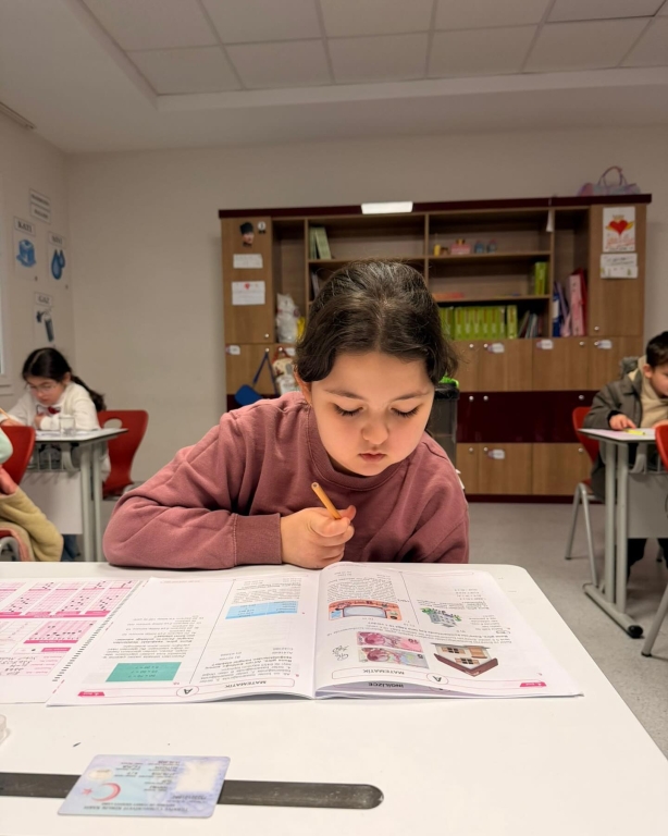 Bursluluk sınavımızın ilk gününü başarıyla tamamladık! Bugün okulumuza gelen öğrencilerimiz, bilgi birikimlerini ortaya koyarken aynı zamanda sınav heyecanını ve başarma isteğini birlikte yaşadı. Sınav süreci boyunca öğrencilerimizin motivasyonunu destekleyen öğretmenlerimize ve organizasyonda emeği geçen tüm ekip arkadaşlarımıza teşekkür ederiz. Bu günde çocuklarının yanında olan, sürece güvenle eşlik eden değerli velilerimize de ayrıca teşekkür ediyoruz. #BurslulukSınavı #BilKoleji #EğitimdeGelecek #BaşarıyaAdım #SınavHeyecanı #Eğitim #ÖğrenciOdaklı #GeleceğiBirlikteİnşaEdiyoruz #OkulHayatı #BilKolejiBeylikdüzü görseli 3