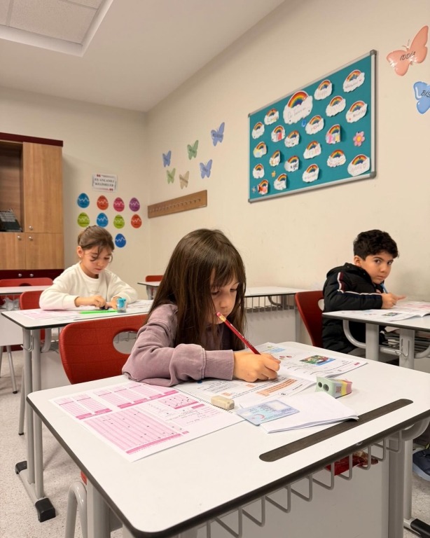 Bursluluk sınavımızın ilk gününü başarıyla tamamladık! Bugün okulumuza gelen öğrencilerimiz, bilgi birikimlerini ortaya koyarken aynı zamanda sınav heyecanını ve başarma isteğini birlikte yaşadı. Sınav süreci boyunca öğrencilerimizin motivasyonunu destekleyen öğretmenlerimize ve organizasyonda emeği geçen tüm ekip arkadaşlarımıza teşekkür ederiz. Bu günde çocuklarının yanında olan, sürece güvenle eşlik eden değerli velilerimize de ayrıca teşekkür ediyoruz. #BurslulukSınavı #BilKoleji #EğitimdeGelecek #BaşarıyaAdım #SınavHeyecanı #Eğitim #ÖğrenciOdaklı #GeleceğiBirlikteİnşaEdiyoruz #OkulHayatı #BilKolejiBeylikdüzü görseli 4