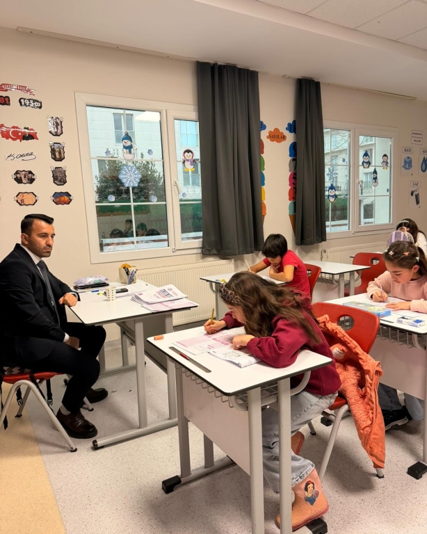 Bursluluk sınavımızın ilk gününü başarıyla tamamladık! Bugün okulumuza gelen öğrencilerimiz, bilgi birikimlerini ortaya koyarken aynı zamanda sınav heyecanını ve başarma isteğini birlikte yaşadı. Sınav süreci boyunca öğrencilerimizin motivasyonunu destekleyen öğretmenlerimize ve organizasyonda emeği geçen tüm ekip arkadaşlarımıza teşekkür ederiz. Bu günde çocuklarının yanında olan, sürece güvenle eşlik eden değerli velilerimize de ayrıca teşekkür ediyoruz. #BurslulukSınavı #BilKoleji #EğitimdeGelecek #BaşarıyaAdım #SınavHeyecanı #Eğitim #ÖğrenciOdaklı #GeleceğiBirlikteİnşaEdiyoruz #OkulHayatı #BilKolejiBeylikdüzü görseli 5